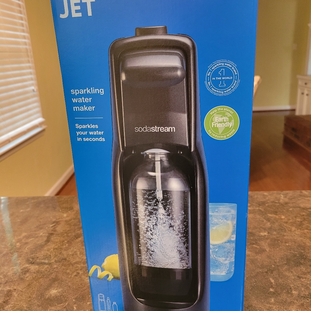 Sparkling water maker